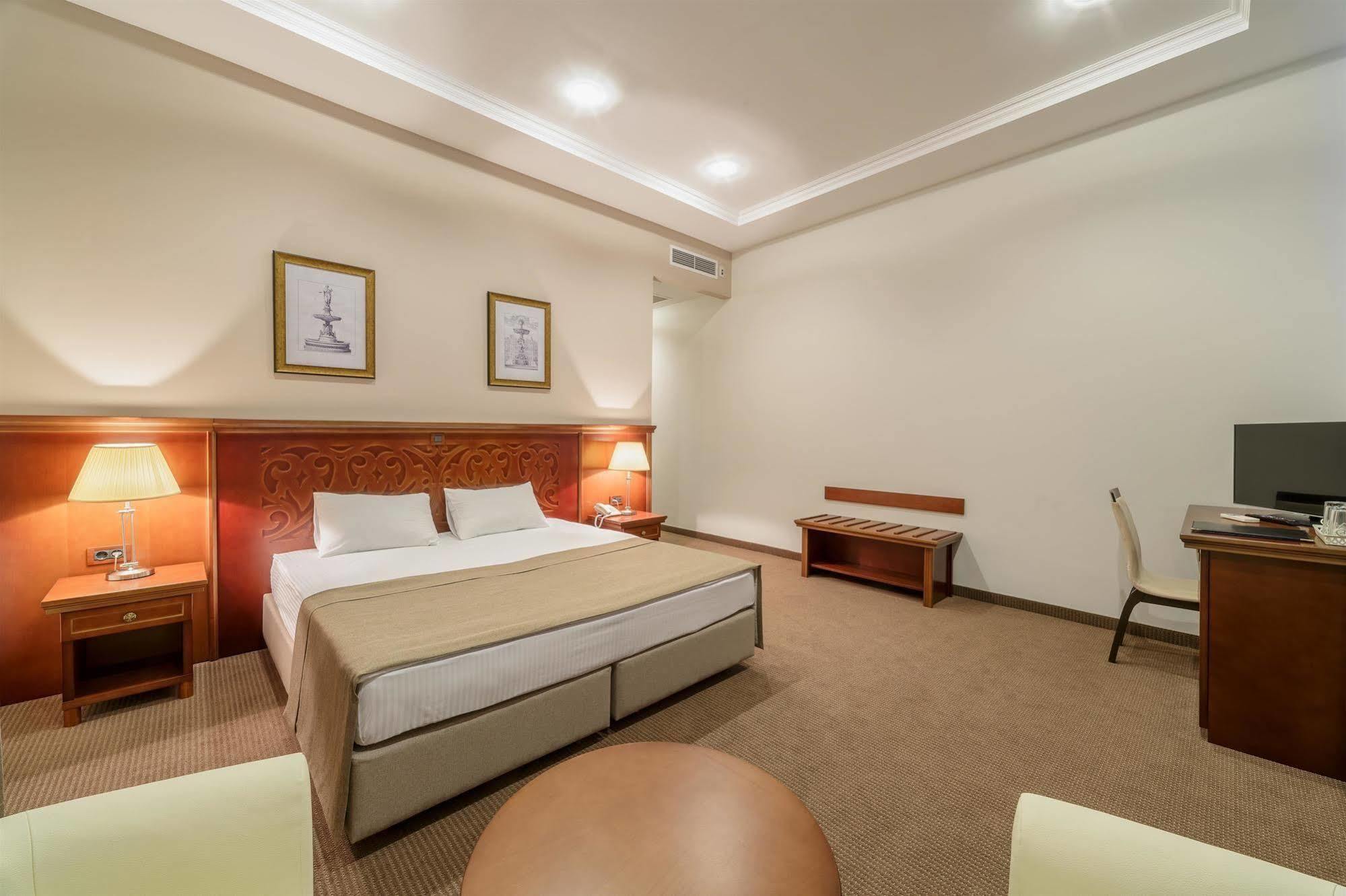 Alarus Luxe Hotel Odessa Exteriör bild